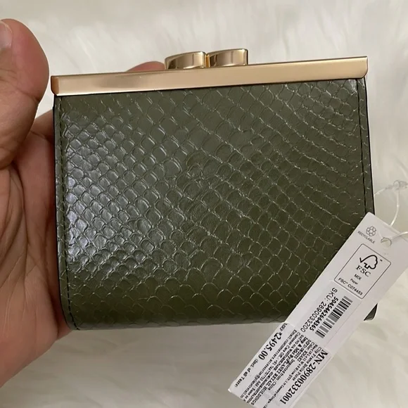 Accessorize London
Women's Faux Leather Clip
Frame Bella Wallet - olive | NWT - Picture 8 of 15